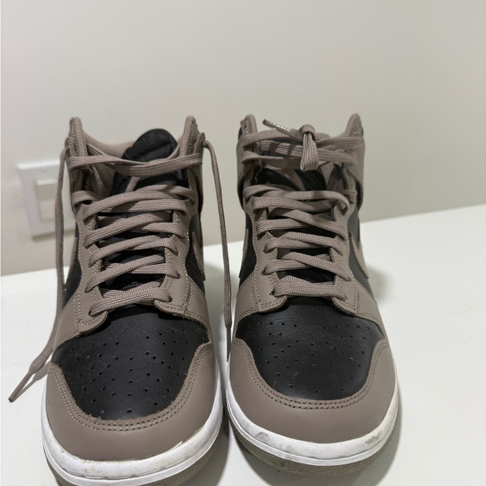 Nike Men's Black and Tan Sneakers